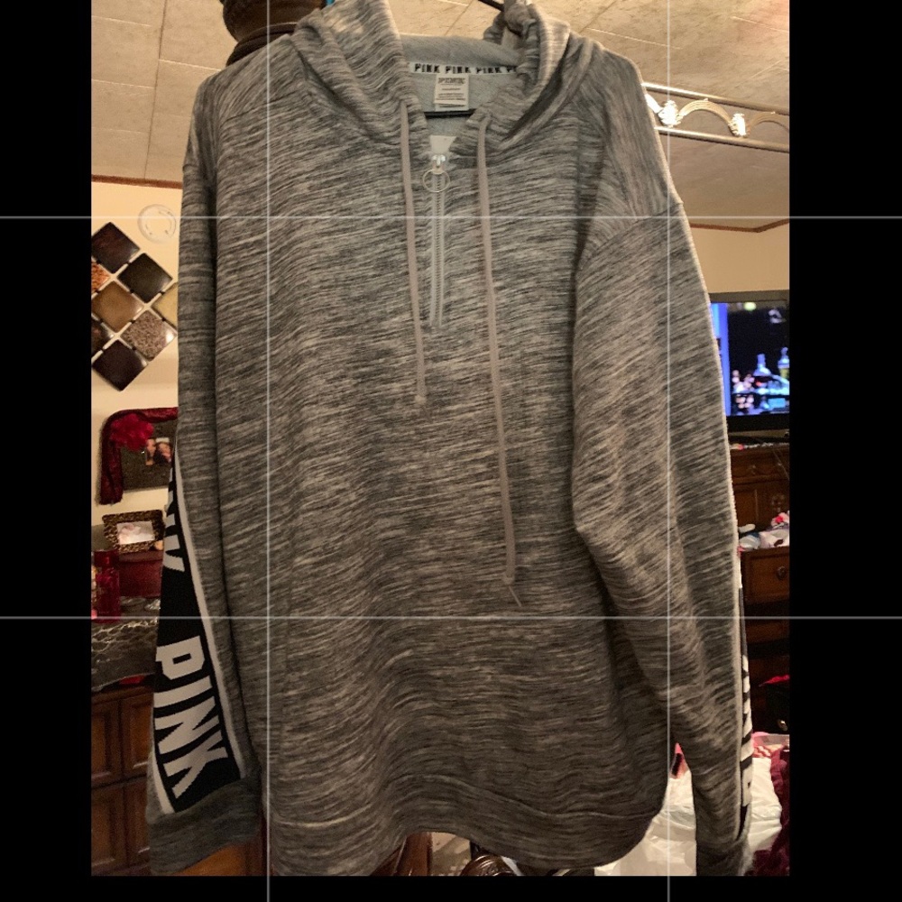 **SOLD**BRAND NEW VICTORIAS SECRET HOODIE